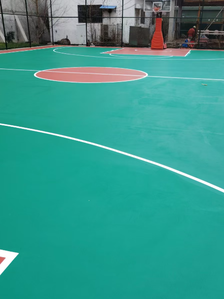 正镶白 球场长期使用易出现地面开裂
